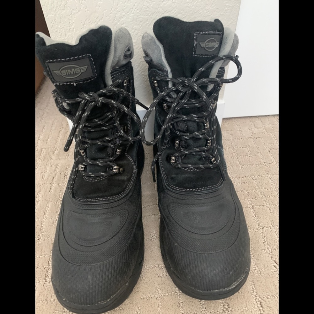 Sim’s brand Men’s black snow boots.